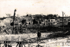Zerstörte Landschaft nach dem Ersten Weltkrieg in einer kleinen Stadt, die am 20. März 1918 verwüstet wurde und den Schmerz der Vergangenheit zeigt