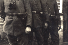 Soldaten in historischem Uniform vor einem alten Gebäude während des Ersten Weltkriegs