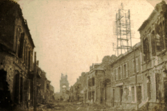 Verlassene Straßen einer zerstörten Stadt nach dem Krieg, die die Narben der Vergangenheit zeigt und den Kampf ums Überleben symbolisiert