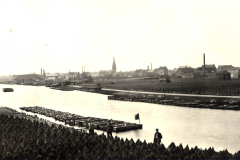 Historische Flusslandschaft mit Schifffahrt und Industrie in einer ehemaligen Gemeinschaft