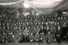 Versammlung der historischen Gemeinschaft in festlich dekorierter Halle während der 1920er Jahre