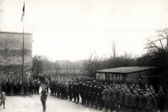 Soldatenformierung bei einem militärischen Aufmarsch in einer historischen Anlage während einer kalten, bewölkten Tageszeit
