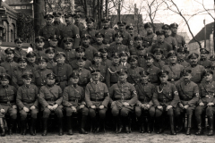 Historisches Gruppenbild von Soldaten in Uniform im Freien während einer ruhigen Zeit in einer Kaserne