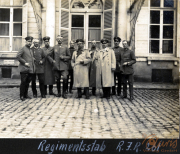 Gruppenbild von Militärangehörigen vor einem historischen Gebäude, festgehalten in den 1930er Jahren