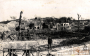Zerstörte Landschaft nach dem Ersten Weltkrieg in einer kleinen Stadt, die am 20. März 1918 verwüstet wurde und den Schmerz der Vergangenheit zeigt