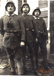Soldaten in historischem Uniform vor einem alten Gebäude während des Ersten Weltkriegs
