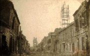 Verlassene Straßen einer zerstörten Stadt nach dem Krieg, die die Narben der Vergangenheit zeigt und den Kampf ums Überleben symbolisiert