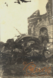 Zerstörte Ruinen eines ehemaligen Gebäudes in einer kriegsgeplagten Stadt, umgeben von den Überresten eines Flugzeugs