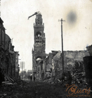 Verlassene Straßen der Zerstörung mit einem eindrucksvollen Turm im Hintergrund während des frühen 20. Jahrhunderts