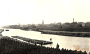 Historische Flusslandschaft mit Schifffahrt und Industrie in einer ehemaligen Gemeinschaft
