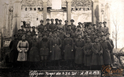 Eine Gruppe von Offizieren des R.R.R. 261 vor Ruinen in einem historischen Moment des Ersten Weltkriegs