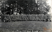 Eindrucksvolle Gruppenaufnahme von Soldaten einer Kompanie im Jahr 1917 in ländlicher Umgebung
