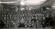 Versammlung der historischen Gemeinschaft in festlich dekorierter Halle während der 1920er Jahre