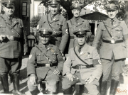Historische Abbildung von Offizieren in Uniform im Freien vor einem Gebäude aus der frühen 20. Jahrhunderts