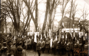 Historische Versammlung von Soldaten mit Fahnen im Stadtzentrum während der frühen Morgenstunden des 20. Jahrhunderts