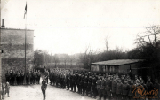 Soldatenformierung bei einem militärischen Aufmarsch in einer historischen Anlage während einer kalten, bewölkten Tageszeit