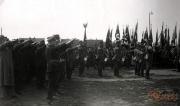 Imposante Militärparade mit Fahnen und Einheiten in einer historischen Kulisse