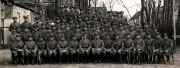 Historisches Gruppenbild von Soldaten in Uniform im Freien während einer ruhigen Zeit in einer Kaserne