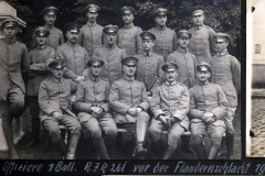 Offiziere der 7. Batterie vor dem Einsatz in der Flandernschlacht 1917, vereint in ihrem Kampfgeist und Kameradschaft
