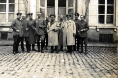 Gruppenbild von Militärangehörigen vor einem historischen Gebäude, festgehalten in den 1930er Jahren