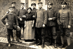 Soldaten und eine Zivilistin posieren stolz vor einem historischen Gebäude