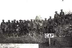 Soldaten versammeln sich in einem Kriegsgebiet, das den Mut und die Entbehrungen des Ersten Weltkriegs symbolisiert