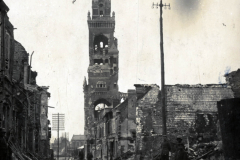 Verlassene Straßen der Zerstörung mit einem eindrucksvollen Turm im Hintergrund während des frühen 20. Jahrhunderts