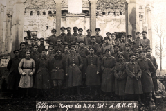 Eine Gruppe von Offizieren des R.R.R. 261 vor Ruinen in einem historischen Moment des Ersten Weltkriegs