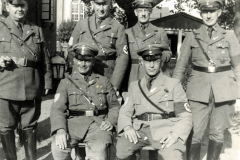 Historische Abbildung von Offizieren in Uniform im Freien vor einem Gebäude aus der frühen 20. Jahrhunderts