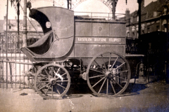 Feldpostwagen der kaiserlichen Deutschen Post während des Ersten Weltkriegs in einer Stadt