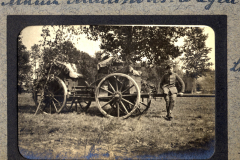 Ein Soldat posiert neben einem Munitionswagen aus dem Ersten Weltkrieg auf einem Feld in Europa