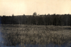 Blick auf ein zerstörtes Schlachtfeld im Ersten Weltkrieg mit einem Ring der Zerstörung im Hintergrund