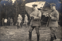 Besatzungsmitglieder inspizieren ein abgestürztes Flugzeug im Ersten Weltkrieg