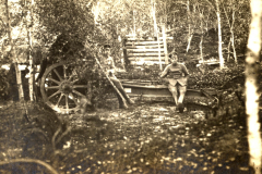 Soldaten ruhen sich während des Ersten Weltkriegs in einem Wald auf