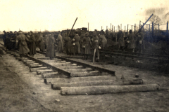 Arbeiter beim Gleisbau im Ersten Weltkrieg in einem Einsatzgebiet