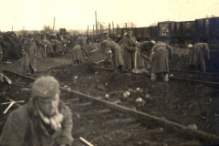 Soldaten arbeiten an den Gleisen während des Ersten Weltkriegs in einem Bahnhofsbereich
