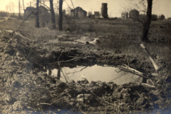 Zerstörte Landschaft im Ersten Weltkrieg mit Schützengraben und Wasserfurche