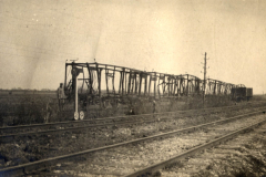 Verfallene Eisenbahnbrücke nach dem Ersten Weltkrieg in einer ländlichen Region