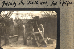 Batterie im Ersten Weltkrieg mit Soldaten und Geschütz in einem Schützengraben