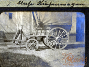 Wagen aus dem Ersten Weltkrieg, der zur Kriegslogistik diente und auf einem Militärgelände abgestellt ist