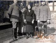 Soldaten und Zivilisten während des Ersten Weltkriegs in einem deutschen Dorf