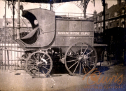Feldpostwagen der kaiserlichen Deutschen Post während des Ersten Weltkriegs in einer Stadt