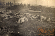 Soldaten auf dem Schlachtfeld des Ersten Weltkriegs nach einer heftigen Auseinandersetzung in Europa