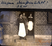 Frauen vor einem Gebäude im Jahr 1915 während des Ersten Weltkriegs in Deutschland