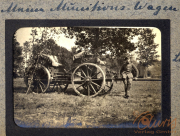 Ein Soldat posiert neben einem Munitionswagen aus dem Ersten Weltkrieg auf einem Feld in Europa