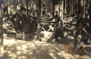 Soldatenlager im Wald während des Ersten Weltkriegs mit Zelten und Schützengräben
