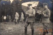 Besatzungsmitglieder inspizieren ein abgestürztes Flugzeug im Ersten Weltkrieg