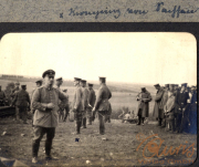 Soldaten im Ersten Weltkrieg auf einem Feld im Jahr 1917 während einer Besprechung