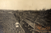 Bauarbeiten an Eisenbahnlinien während des Ersten Weltkriegs in einem belagerten Gebiet