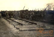 Arbeiter beim Gleisbau im Ersten Weltkrieg in einem Einsatzgebiet